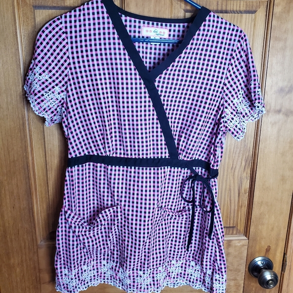 koi Tops - 🌸KOI Scrub Top Pink/Black size small